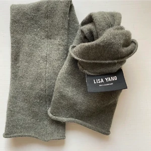 Vantar Lisa Yang - Säljer dessa vantar i 100% cashmere från Lisa Yang💕 sparsamt använda! möts upp på Östermalm eller fraktar!🤍