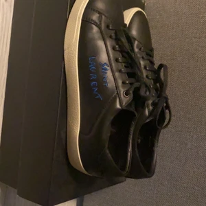 Saint laurent skor - Storlek 42 Använda ca 5 gånger så de är fortfarande i toppskick. Tror retail ligger runt 5-6 tusen