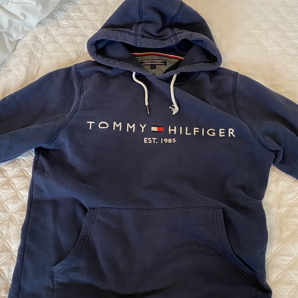En Tommy hilfiger hoodie, endast använd 4-5 gånger. Köpte den själv från plick men använder ej längre, den ser bra ut och den enda defekten är snöret som man kan se i bilderna. Annars bra skick.. Hoodies.