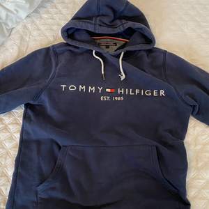 En Tommy hilfiger hoodie, endast använd 4-5 gånger. Köpte den själv från plick men använder ej längre, den ser bra ut och den enda defekten är snöret som man kan se i bilderna. Annars bra skick.