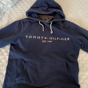Tommy Hilfiger Hoodie storlek S - En Tommy hilfiger hoodie, endast använd 4-5 gånger. Köpte den själv från plick men använder ej längre, den ser bra ut och den enda defekten är snöret som man kan se i bilderna. Annars bra skick.