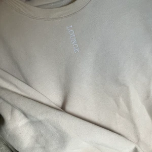 Lounge tröja  - Superskön och fin tröja från lounge. Säljer då den blivit för liten för mig. 