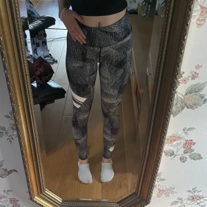 Träningstights H&M - Säljer dessa träningstights från H&M i storlek S. Trycket på höra benet har små defekter men annars i bra skick. Säljer för 50kr + frakt 🌼