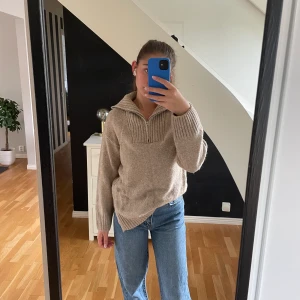 Perfekta stickade tröjan från Gina Tricot  - Perfekta bruna stickade tröjan till hösten, storlek XXS men väldigt stor i storleken så passar mig som är S/M. 