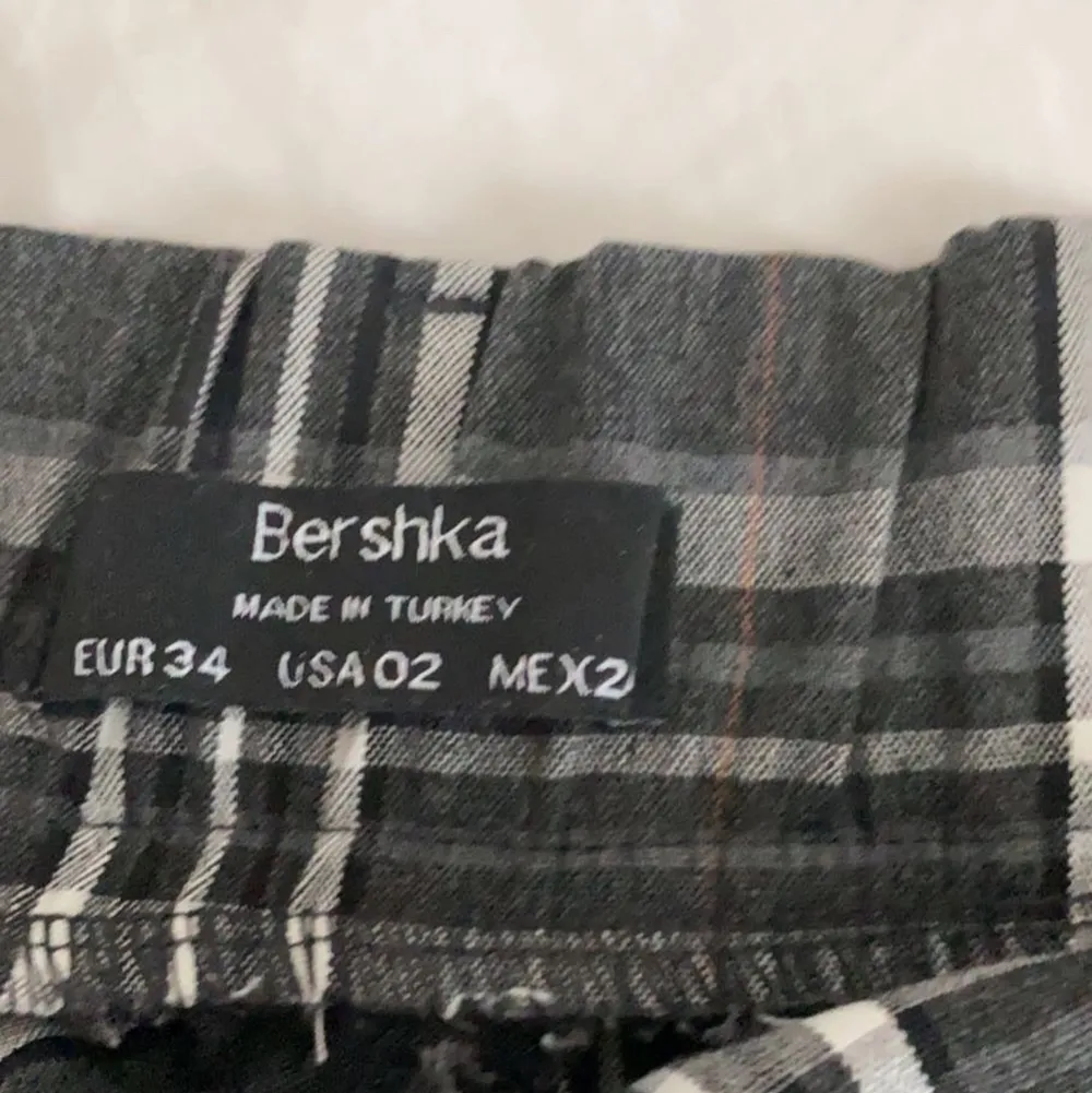 Rutiga byxor från bershka- storlek 34- köpare står för frakt! OBS! TRYCK INTE PÅ KÖP DIREKT!. Jeans & Byxor.