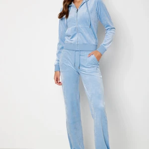 Juicy sett - Super fint juicy sett som bara använts två gånger då jag tröttnat på juicy, både byxorna och koftan är i storlek M. Hör av er vid fler bilder eller frågor🤩💕