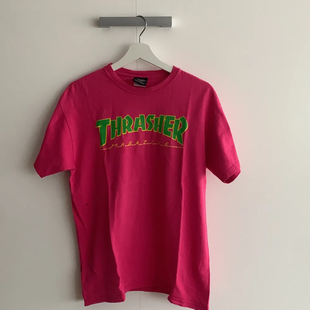 Säkjer nu min  rosa thrasher t shirt som inte produceras i denna färg länge. Utöver de lilla hål som finns på bilderna är den i utmärkt skick.. T-shirts.