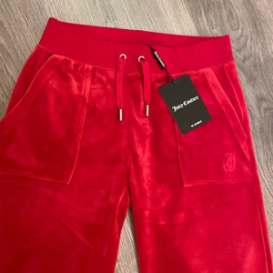 Röda juicy couture byxor - Säljer mina oanvända juicy couture byxor i xs eftersom dom inte passar❤️ Lapp kvar, endast testad! Slutsålda i stort sätt överallt!!! ENDAST SERIÖSA BUD