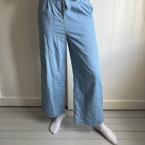 Byxor från H&M - Byxor ifrån H&M med snöre i midjan. I stl 34 