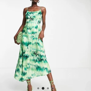 Grön klänning strl 36, oanvänd - En grön mönstrad klänning från topshop i satin med utskurna detaljer i sidan, strl 36.  Glömde lämna tillbaka och passar tyvärr inte mig. Nypris:799