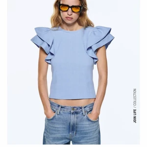 Zara tröja  - Ljus blå tröja med volanger vid axlarna som jag köpte för mindre än ett år sen men bara använt 2 ggr