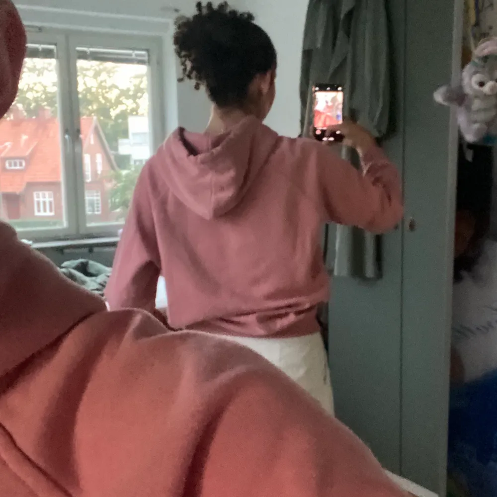 En helt vanlig och basis hoodie från bikbok i rosa färg, den är ganska använd och det sunda på den lite urtvättade färgen. Bortsett från färg är den i bra skick utan andra märken.. Hoodies.