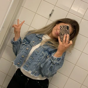 Croppad jeansjacka - Köpt från Berska, så fin croppad jeans jacka i perfekta tvätten 🤩köparen står för frakt 66kr