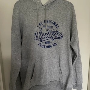 Hoodie ifrån shein, storlek XL - Säljer nu en Hoodie i storlek XL men skulle säga att den är mer som en M-L då den inte längre kommer till användning! 100kr +frakt