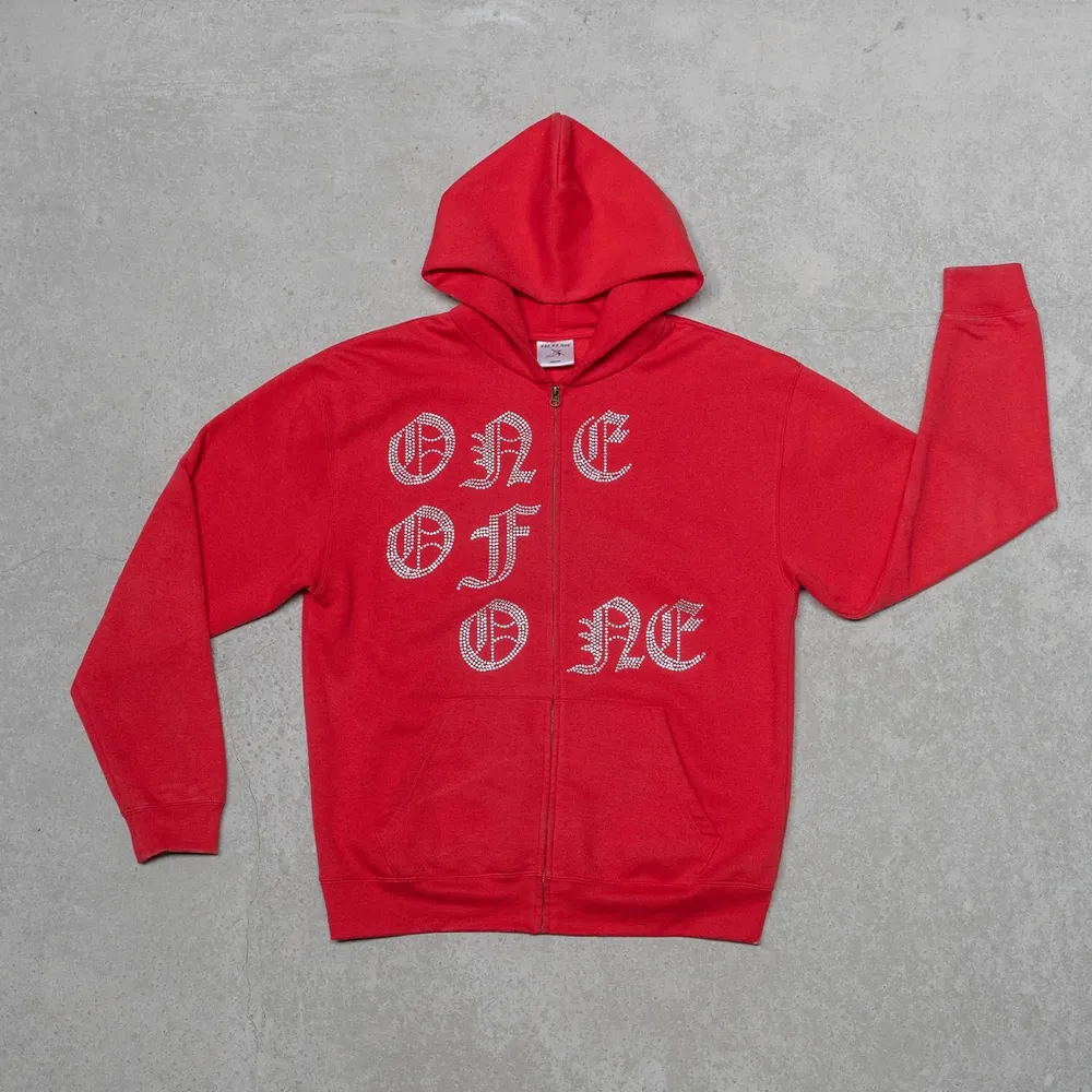 Säljer min limited edition one of one ziphoodie i storlek M, (unisex). Den har inga skador och är använd ca 5 ggr, så den är som ny.💕 Pris kan diskuteras. Står inte för frakten eller postens slarv.. Neuletakit & Villapaidat.