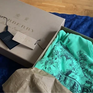 Burberry sweatshirt - Äkta burberry sweatshirt som endast använts ett fåtal gånger, taggs finns fortfarande kvar. Ny pris 4000kr