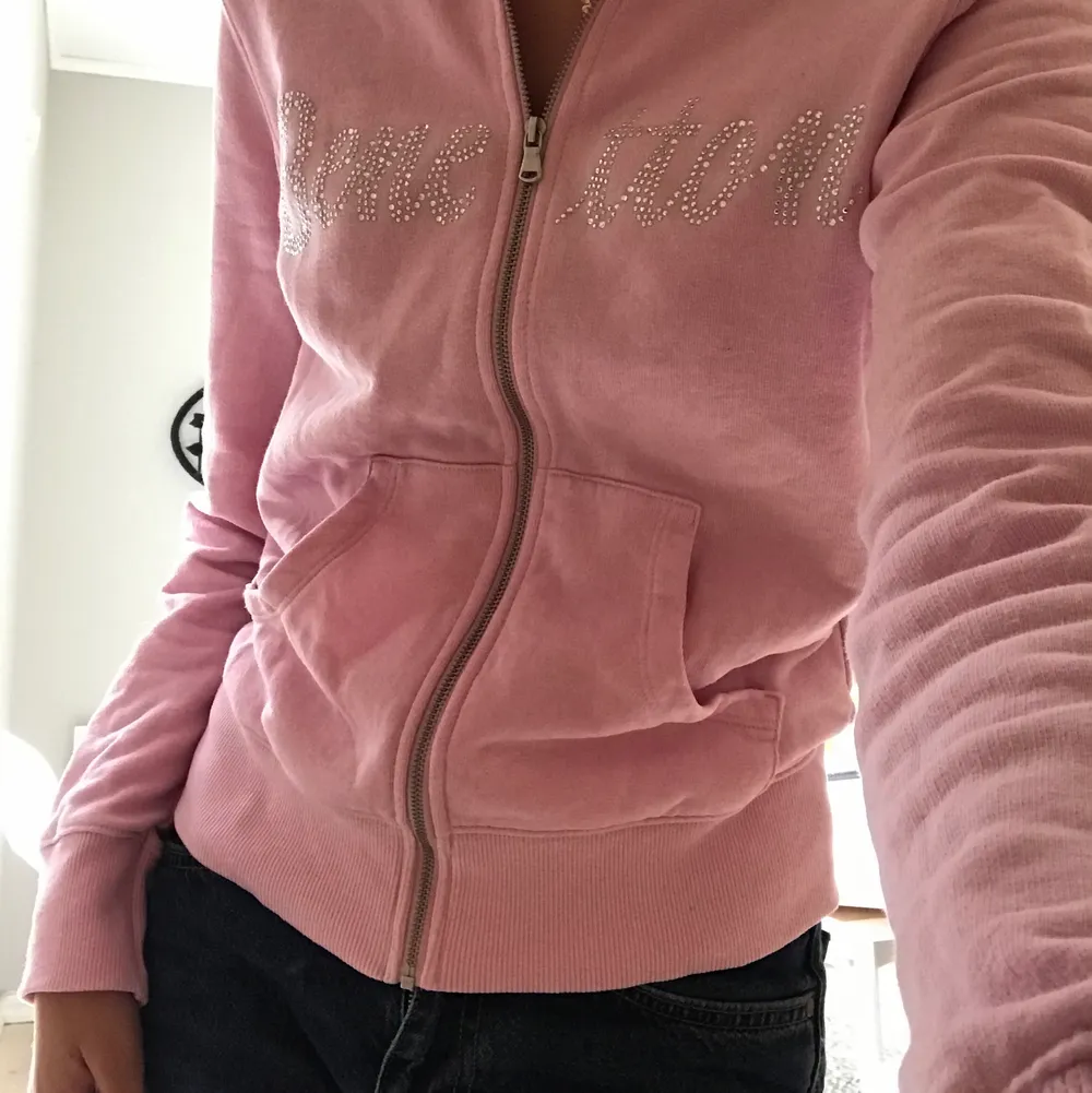Snygg rosa munkjacka💕Vädligt bra skick, nästan som ny💕 Står inte vilken storlek tröjan har men den passar bra på mig som vanligtvis bär Xs/s. Kom privat vid intresse💕. Tröjor & Koftor.