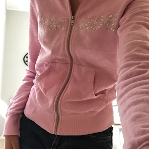 Rosa munkjacka💕 - Snygg rosa munkjacka💕Vädligt bra skick, nästan som ny💕 Står inte vilken storlek tröjan har men den passar bra på mig som vanligtvis bär Xs/s. Kom privat vid intresse💕