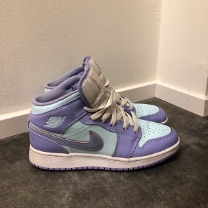 Jordans  - Jag säljer mina jordans som jag haft i cirka ett år. Dem är väldigt sparsamt använda och har inga skavanker alls. Dem är rena och det finns inga fel på dem. Nypris: 2100kr 