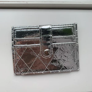 Silvrig korthållare - Silvrig plånbok/korthållare🪩aldrig använd. 