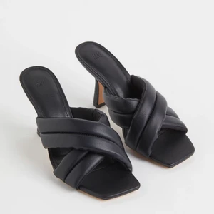 🖤SVARTA KLACKAR🖤 - Säljer dessa slutsålda svarta klackar från H&M! De är aldrig använda bara testade, och de är superbekväma! True to size, nypris 299kr. Köpare står för frakt!