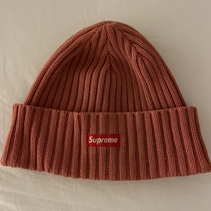 Supreme Mössa - Knappt använd mössa från Supreme. Onesize