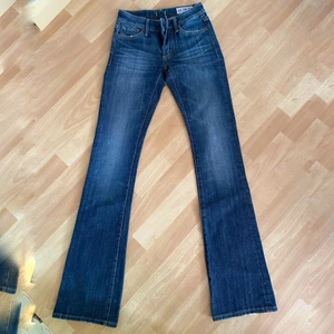 Low waist bootcut - !!BUDA!!  As snygga low waist jeans som tyvärr blivit för små för mig. BILDEN MED BYXORNA PÅ ÄR LÅNAD!! Dom passar inte mig längre så har ingen bild på mig själv! Men det är samma modell och dom ser ut så på. Spårbar frakt på 66kr tillkommer<3 