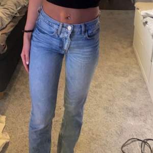 Extremt snygga jeans som jag köpte här på Plick men tyvärr är den för stora för mig🙃 första bilden är ifrån hon jag köpte dem ifrån andra bilden är på mig💕