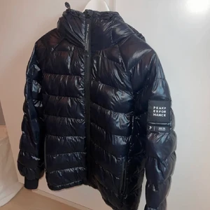 Peakperformance jacka  - Säljer nu min super snygga och varma vinterjacka som är i nyskick. Köpt för 3000kr. Buda privat 