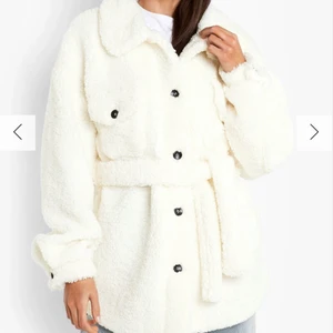 Teddy kappa vitt - En jätte fin Teddy kappa oanvänd då den inte passar mig i storleken så allt är på prislappen osv 🤍