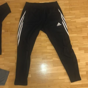 Byxor  - Adidas byxor storlek är L