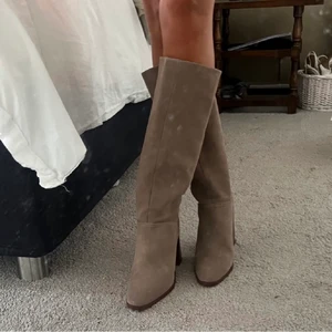 Boots med klack - Bruna boots med klack från mango. Superfina men för stora för mig. Aldrig använda!!