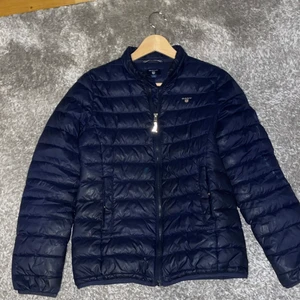 Gant jacka - Säljer Gant Jacka för bra pris, den används aldrig längre och är i väldigt bra skick, inga smuts fläckar eller skador.