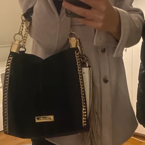 Väska - Snygg väska från River Island! Sparsamt använd