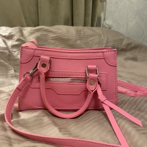 Rosa mini väska - Använd fåtal gånger så som ny.