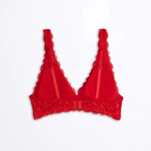 Bh röd spets  - En bh från Gina tricot utan vadd och bygel. Säljs för att den är för liten ❣️