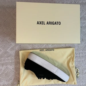Axel Arigato storlek 36 - Axel Arigato skor som endast använts 1 gång på grund av för liten storlek. Skorna ser ut o va helt nya. Låda och dustbag förekommer. 