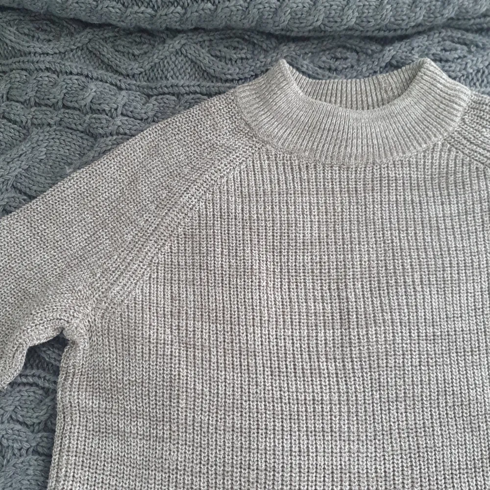 Säljer nu denna Beige stickade tröjan eftersom den tyvärr är för liten! Den är knappt använd och perfekt nu till hösten och går att styla med allt! Frakten tillkommer🥰. Stickat.