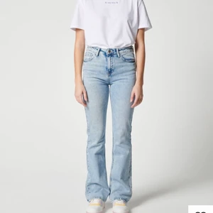 Ljus blåa jeans - Säljer dessa mellanmidjade jeans i storlek 34. Använda ett få antal gånger, nästan som nya. Köpte för 310kr men säljer för 100