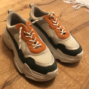 Skor från NAKD - Jättesnygga skor som inte kommer till användning från NAKD. Storlek 39.