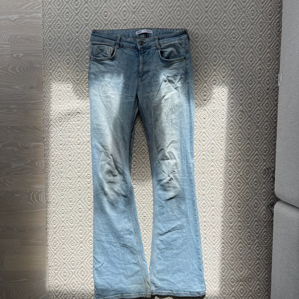 Snygga jeans från Zara i bootcut-modell som jag i princip aldrig använt. Passar tyvärr inte mig i storleken.. Jeans & Byxor.