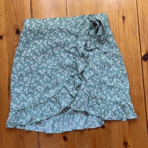 grön shein kjol strl S - shein kjol strl S, aldrig använd🤍 40kr+frakt 