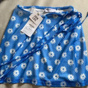 Kjol från Berskha - Jätte söt kjol från berhska, kommer inte till nån användning 💙