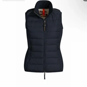 Parajumper väst strl S - Säljer en marinblå parajumper väst i väldigt bra skick, använd en sommar, köpt för 2500, säljs för 800 kr, Äkta