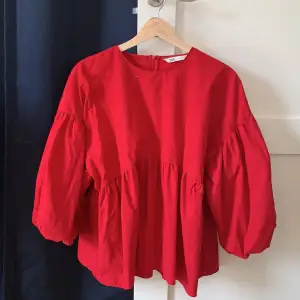 Zara röd blusen  Very good condition - as new ! Never wear New price : 399sek Size L