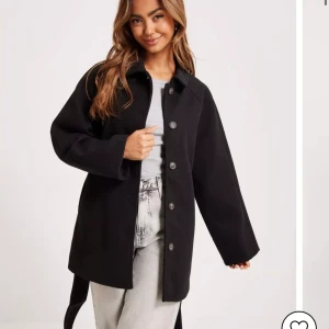 Ginatricot kappa  - Helt ny kappa som ej kommer till användning väldigt snygg å användbar till hösten 💕 köparen står för frakten💕