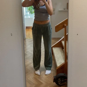 Sparsamt använda juicy byxor  - Säljer på mina juicy byxor i färgen Chinois Green. En av metallgrejerna på snörrerna har försvunnit men annars är det inget fel på de! Säljer pga för stora 