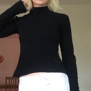 Svart polotröja - Vanlig svart polotröja, perfekt till höst eller vinter. Stretchig så passar nog xs till liten m