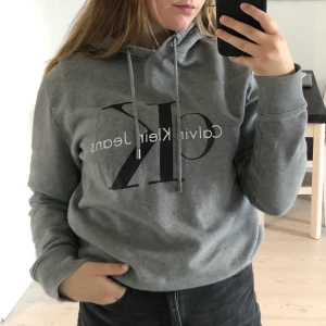 Hoodie Calvin Klein - Använd men i fint skick. Köpt från man avdelningen.