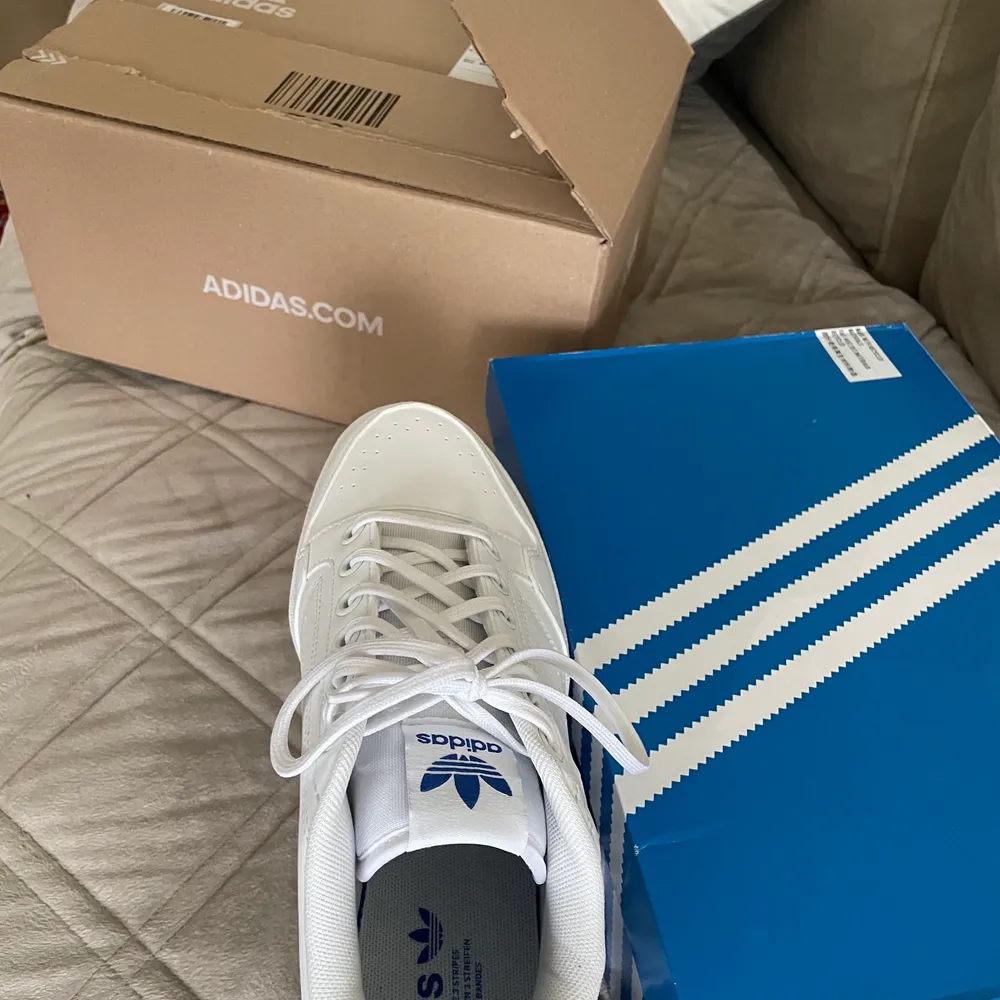 Säljer nu ett par As snygga Adidas originals NY 90 för bara 488kr! jag köpte dom för 900kr men har endast testat dom inomhus och dom var för stora för mig därav säljer jag dom billigt då jag vill bli av med dem Kan även gå ner i pris vid snabbköp. Skor.